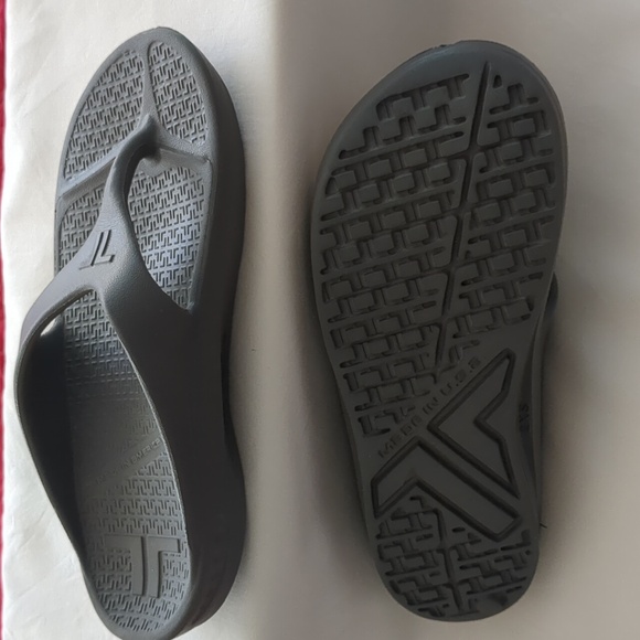 Telic Energy Sandals - Size 5 US Women's - Dolphin Grey - NWOT - Picture 2 of 4